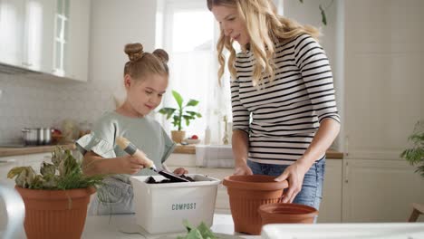 Video-Von-Mutter-Und-Tochter-Beim-Kompostieren.