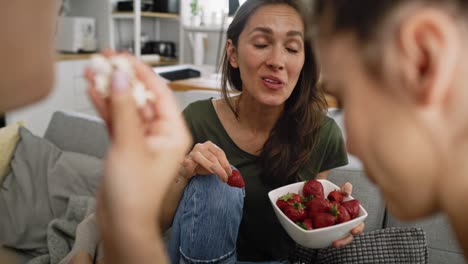 Handheld-Video-Von-Freunden,-Die-Sich-Unterhalten-Und-Saisonale-Erdbeeren-Essen