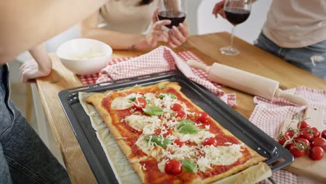 Video-über-Das-Bestreuen-Einer-Appetitlichen-Hausgemachten-Pizza-Mit-Käse