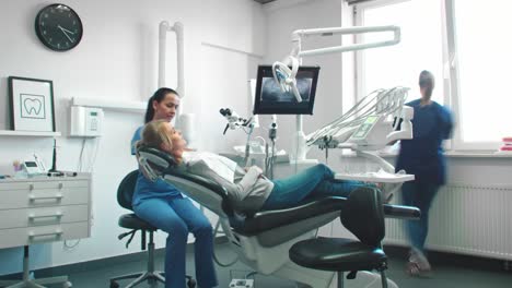Vista-De-Lapso-De-Tiempo-De-Los-Estomatólogos-Haciendo-Su-Trabajo-En-El-Consultorio-Del-Dentista