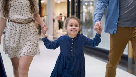 Video-Eines-Glücklichen-Kleinen-Mädchens-Beim-Einkaufen-Im-Einkaufszentrum