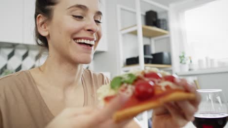 Tracking-Video-Von-Frauen,-Die-Eine-Handgemachte-Pizza-Essen