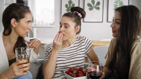 Zoom-out-video-of-friends-chatting-and-eating-seasonal-strawberries