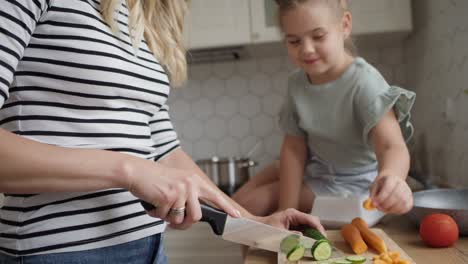 Video-Von-Mutter-Und-Tochter-Beim-Zubereiten-Des-Abendessens.