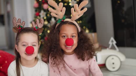 Handheld-Videoshows-Von-Zwei-Kleinen-Mädchen-In-Weihnachtskostümen