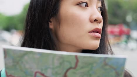 Handheld-Ansicht-Eines-Vietnamesischen-Touristen,-Der-Eine-Karte-Liest