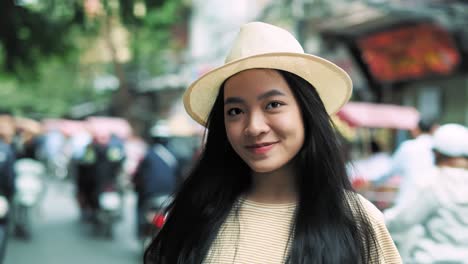 Handheld-Videoshows-Einer-Lächelnden-Vietnamesin-In-Der-Stadt