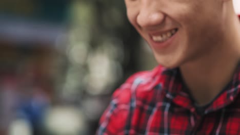Handheld-Videoshows-Eines-Jungen-Vietnamesischen-Mannes-Mit-Mobiltelefon