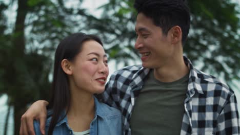 Handansicht-Eines-Vietnamesischen-Paares,-Das-Zeit-Miteinander-Im-Freien-Verbringt