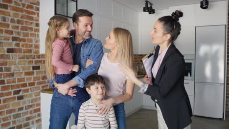 Video-Eines-Immobilienmaklers,-Der-Der-Familie-Eine-Neue-Wohnung-Zeigt