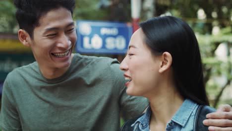 Handheld-Ansicht-Eines-Vietnamesischen-Paares,-Das-Durch-Die-Stadt-Spaziert