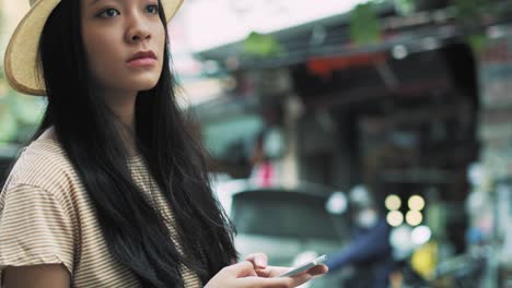Vista-Portátil-De-Una-Mujer-Vietnamita-Usando-Un-Teléfono-Inteligente
