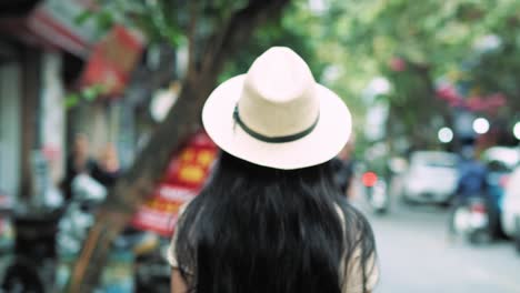 Vista-Portátil-De-Una-Mujer-Vietnamita-Caminando-Por-La-Ciudad