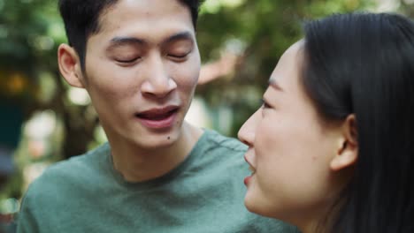 Handheld-Ansicht-Eines-Vietnamesischen-Paares,-Das-Eine-Glückliche-Zeit-Miteinander-Hat
