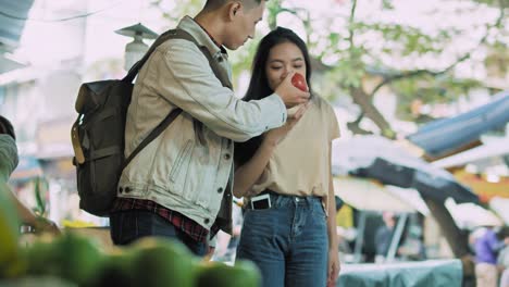 Handheld-Ansicht-Eines-Vietnamesischen-Paares,-Das-Obst-Auf-Dem-Markt-Kauft