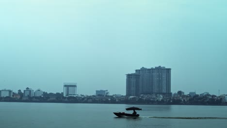 Handheld-Ansicht-Der-Stadt-Hanoi-In-Der-Abenddämmerung