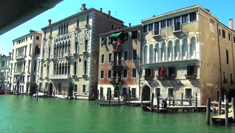 Venedig-Wassertaxi,-Das-Am-Canal-Grande-In-Venedig,-Italien-Vorbeifährt