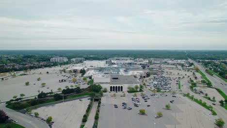 Hawthorn-Mall-shooping-center-from-Vernon-Hills-Illinois,-USA