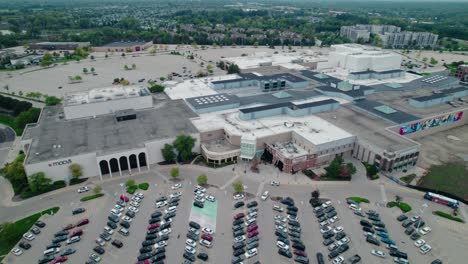 Umlaufendes-Und-Aufschlussreiches-Einkaufszentrum-Hawthorn-Mall-In-Vernon-Hills,-Illinois,-USA