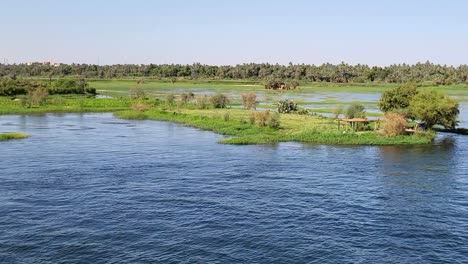 Cabaña-En-Un-Islote-En-El-Río-Nilo