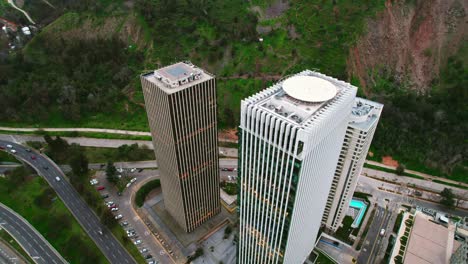 Luftumlaufbahn-über-Den-Santa-Maria-Towers-In-Santiago,-Chile,-Vergleich-Moderner-Und-Zeitgenössischer-Architektur,-Eingestelltes-Design