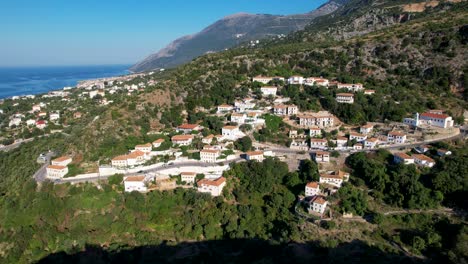 Pueblo-Mediterráneo-De-Dhermi-Ubicado-En-La-Ladera-De-Una-Montaña-Con-Impresionantes-Vistas-Al-Mar:-Un-Destino-De-Vacaciones-De-Verano-Perfecto-En-Albania