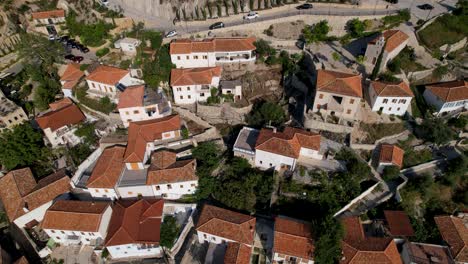 Dhermi-Dorf:-Touristenorte-Auf-Felsigen-Hügeln-Mit-Bezaubernden-Roten-Dächern,-Weißen-Häusern-Und-Steinmauern-An-Der-Albanischen-Riviera