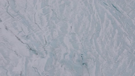 Luftaufnahme-Von-Eisrissen-Und-Formationen-Im-Schneebedeckten-Virkisjökull-Gletscher,-Island