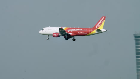Thai-Vietjet-Air-Se-Prepara-Para-Aterrizar-En-El-Aeropuerto-De-Suvarnabhumi,-Tailandia
