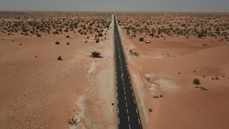 Un-Autobús-Solitario-Conduciendo-Por-La-Carretera-Del-Desierto