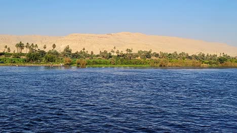 Banks-of-the-Nile-with-vegetation-and-desert-mountains-in-the-background