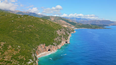 Luftdrohne-Bewegt-Sich-Vorwärts-Und-Schoss-An-Einem-Sonnigen-Tag-Tiefblaues-Meer-Entlang-Des-Gjipe-Strandes-In-Albanien