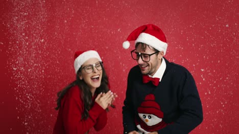 Happy-nerd-couple-surrounded-in-snowflakes