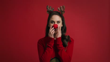 Frau-Im-Weihnachtskostüm-Auf-Rotem-Hintergrund