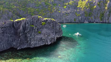 Tour-Boats-next-to-Star-Beach-Bay-of-tapiutan-island-in-El-Nido-Tour-C,-Palawan,-Philippines