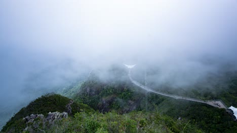 Time-lapse-De-Nubes-Deslizándose-Sobre-El-Pico-De-La-Montaña-Sobre-El-Puente-Aéreo-De-Langkawi-De-Gunung-Mat-Panggang,-Isla-De-Pulau-Langkawi,-Malasia