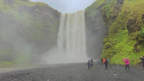 skogafoss-reality-with-lot-of-tourists