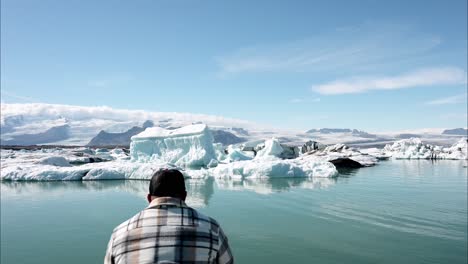 Von-Hinten-Blickt-Man-Auf-Die-Gletscherlagune-Islands