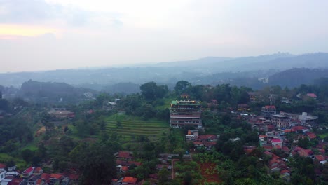 Luftaufnahme-Eines-Hangcafés-Und-Wohnhäusern-In-Der-Nähe-Von-Dago-Pakar,-Bandung-–-Indonesien