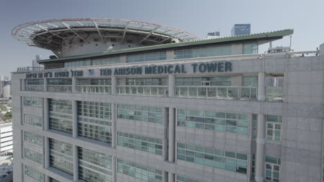Ted-arison-medical-tower-building-and-is-helicopter-Landing-Pad-on-the-top-at-the-Ichilov-Hospital-Center-Tel-Aviv,-one-of-the-best-and-most-developed-hospitals-in-Israel---rising-up-shot