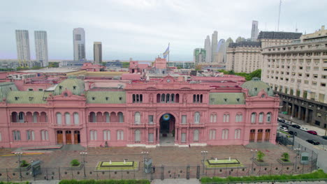 Casa-Rosada-aerial-flying-forward,-the-presidential-pink-house-and-the-flag