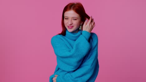 Fröhliches,-Hübsches-Teenager-Studentenmädchen-Modemodell-Im-Blauen-Pullover,-Das-Lächelt-Und-In-Die-Kamera-Blickt