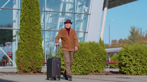 Senior,-Rentner,-Tourist,-Großvater,-Geschäftsmann,-Der-Mit-Gepäcktasche-Vom-Tor-Der-Flughafenhalle-Läuft
