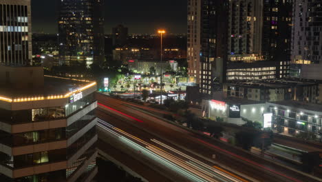 Zeitraffer-Von-Dichtem-Verkehr-Und-Gebäuden-In-Der-Innenstadt-Bei-Nacht,-Streifende-Scheinwerfer,-Houston,-Texas