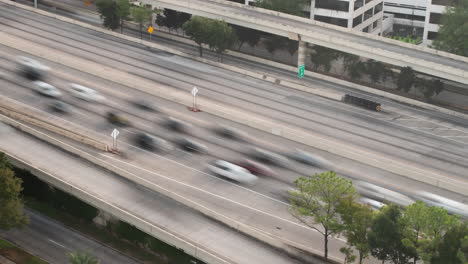 Verkehrszeitraffer-Des-Schnell-Fließenden-Verkehrs-Auf-Dem-Katy-Freeway-In-Houston,-Texas
