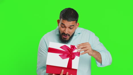 Mann-öffnet-Geburtstagsgeschenkbox-Mit-Roter-Schleife,-Erhält-Tolle-Geschenküberraschung-Und-Feiert