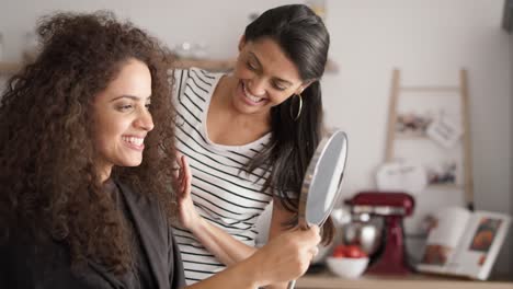 Video-Von-Glücklichen-Frauen,-Die-Zu-Hause-Mit-Haarpflegebehandlungen-Beginnen