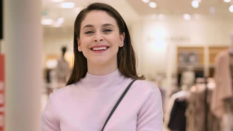 Lächelnde-Frau-Mit-Vollen-Einkaufstüten-Im-Einkaufszentrum