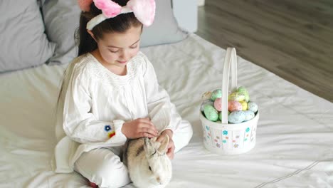 Kind-Und-Kaninchen-Verbringen-Den-Ostermorgen-Im-Bett