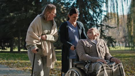 Female-nurse-walking-with-senior-patients-in-park